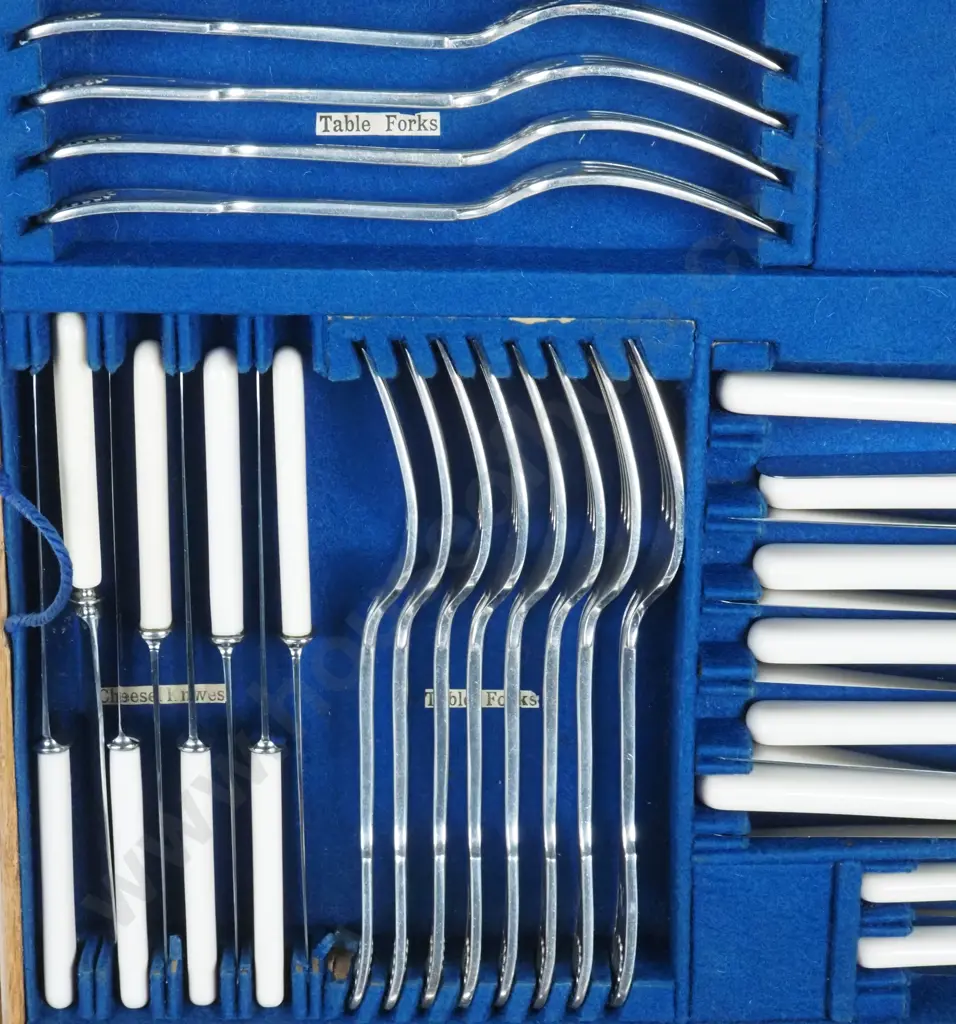 Oak Boxed Twelve Setting Silver Plate Fiddle, Thread & Shell Flatware Setting Comprising Eighty Four Pieces Image 1++