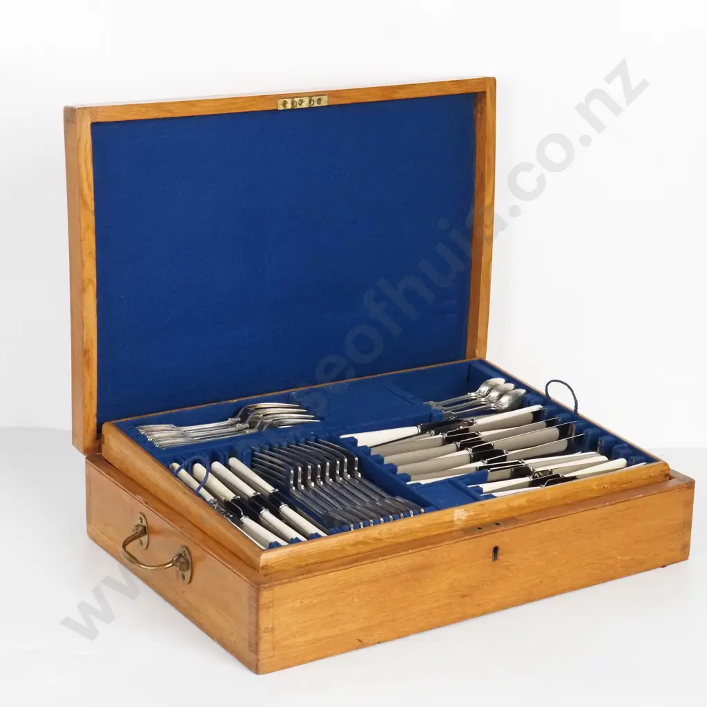 Oak Boxed Twelve Setting Silver Plate Fiddle, Thread & Shell Flatware Setting Comprising Eighty Four Pieces Image 1++