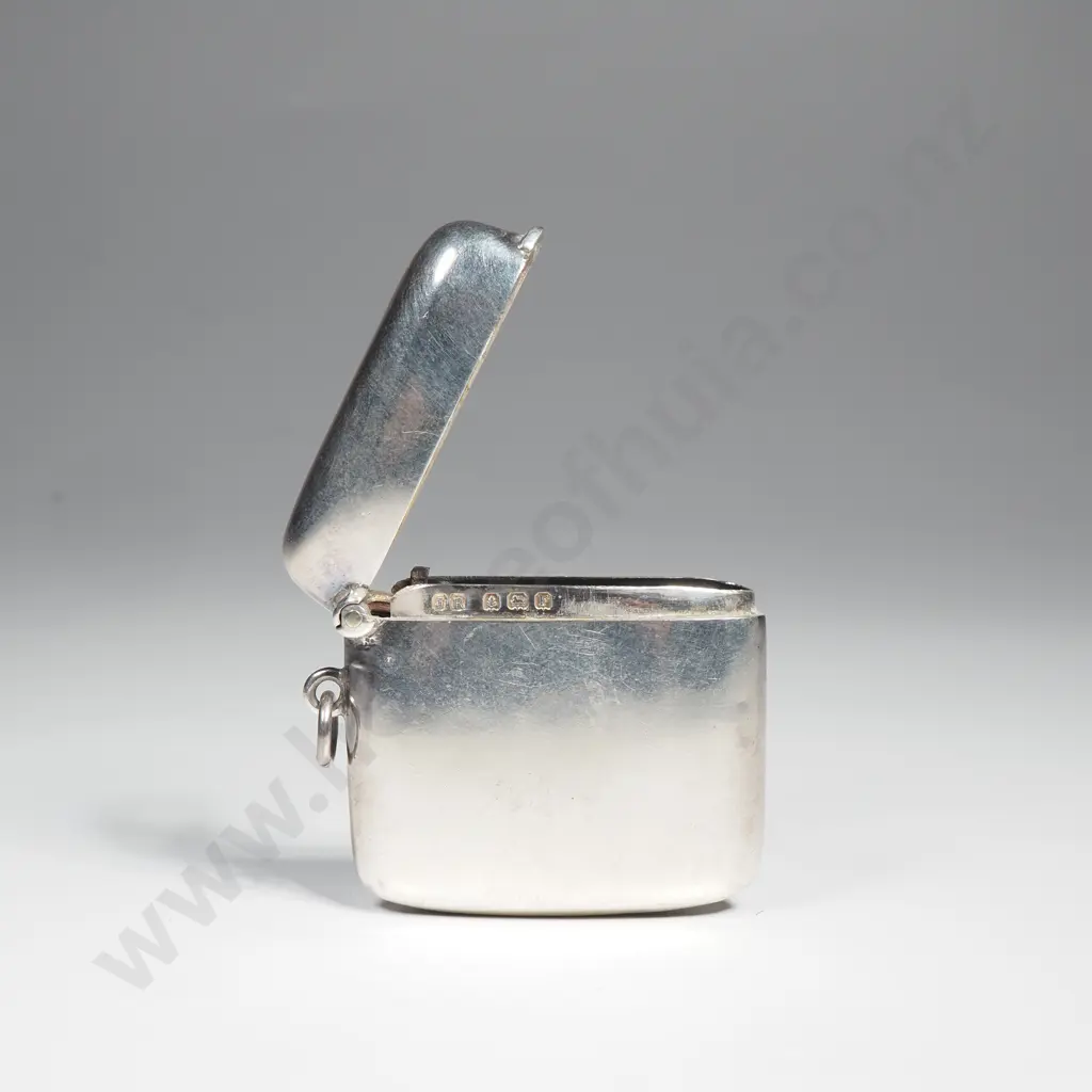 Curved plain sterling silver wax vesta case, HM Birmingham 1930 Image 1++