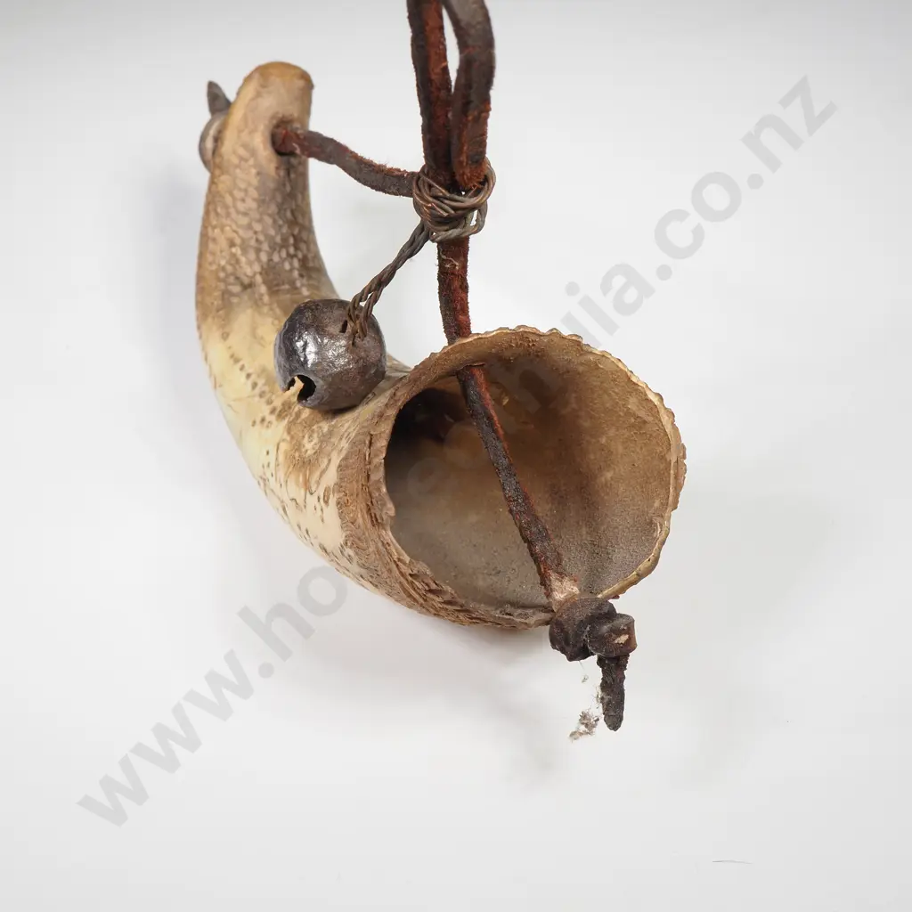 Small Cow Horn w Intricate Floral  Scrimshaw Carvings. Leather Carrying Handle & Bell Image 1++