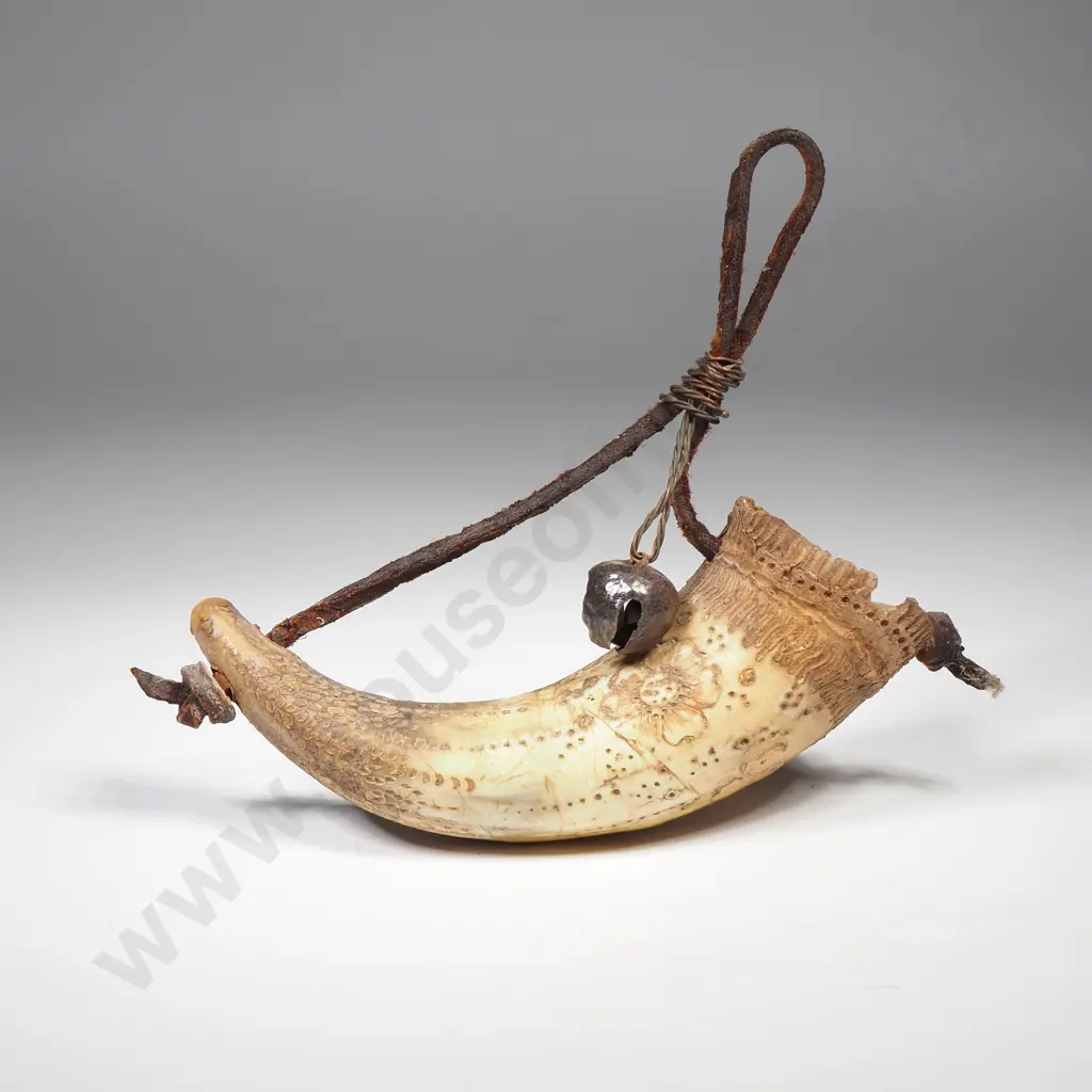 Small Cow Horn w Intricate Floral  Scrimshaw Carvings. Leather Carrying Handle & Bell Image 1++