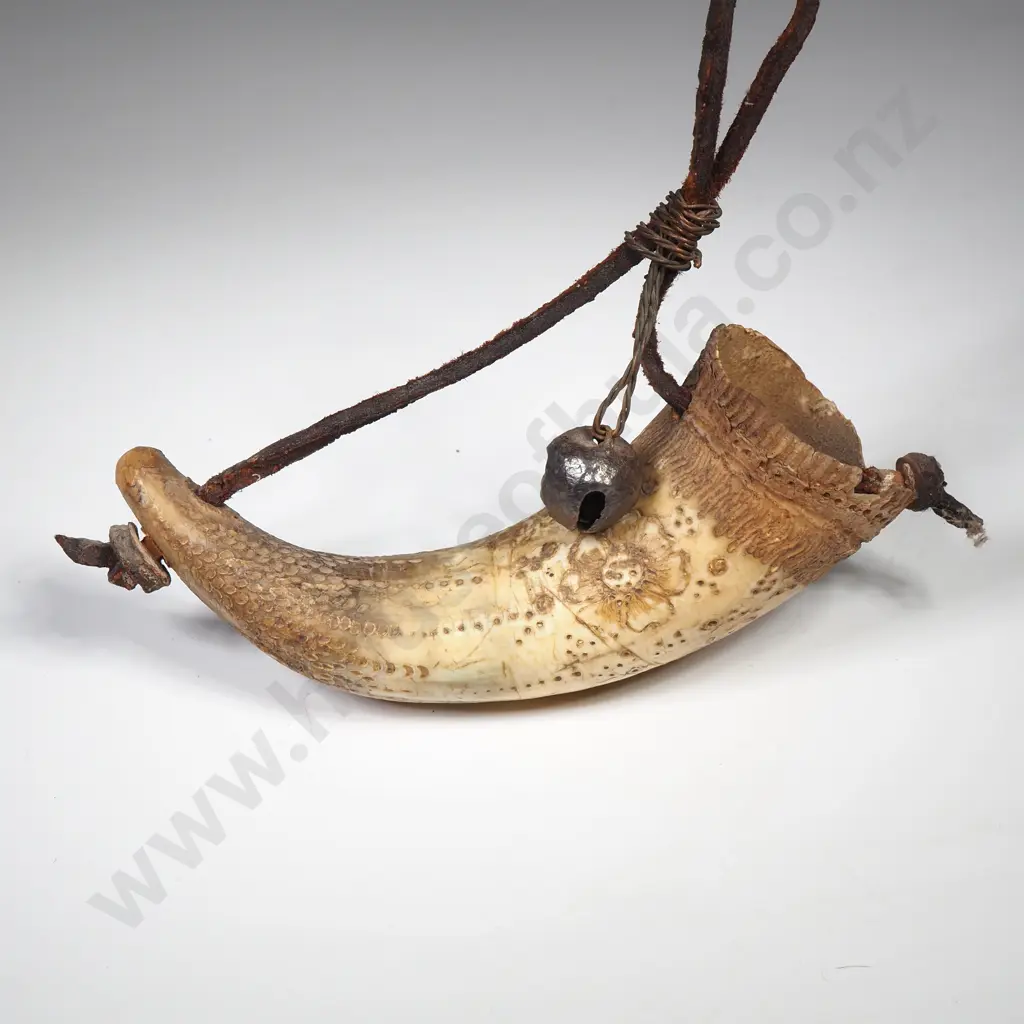 Small Cow Horn w Intricate Floral  Scrimshaw Carvings. Leather Carrying Handle & Bell Image 1++