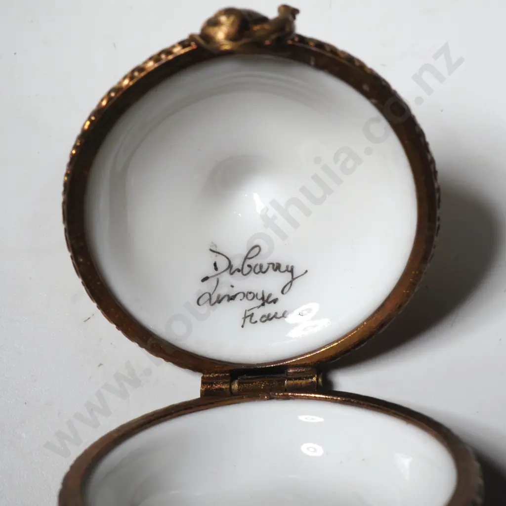 Limoges Dubarry Trinket Box in the Form of a Garlic Bulb Hand Painted w Swirled Cream & Brown & Signature Metal Clasp Image 1++