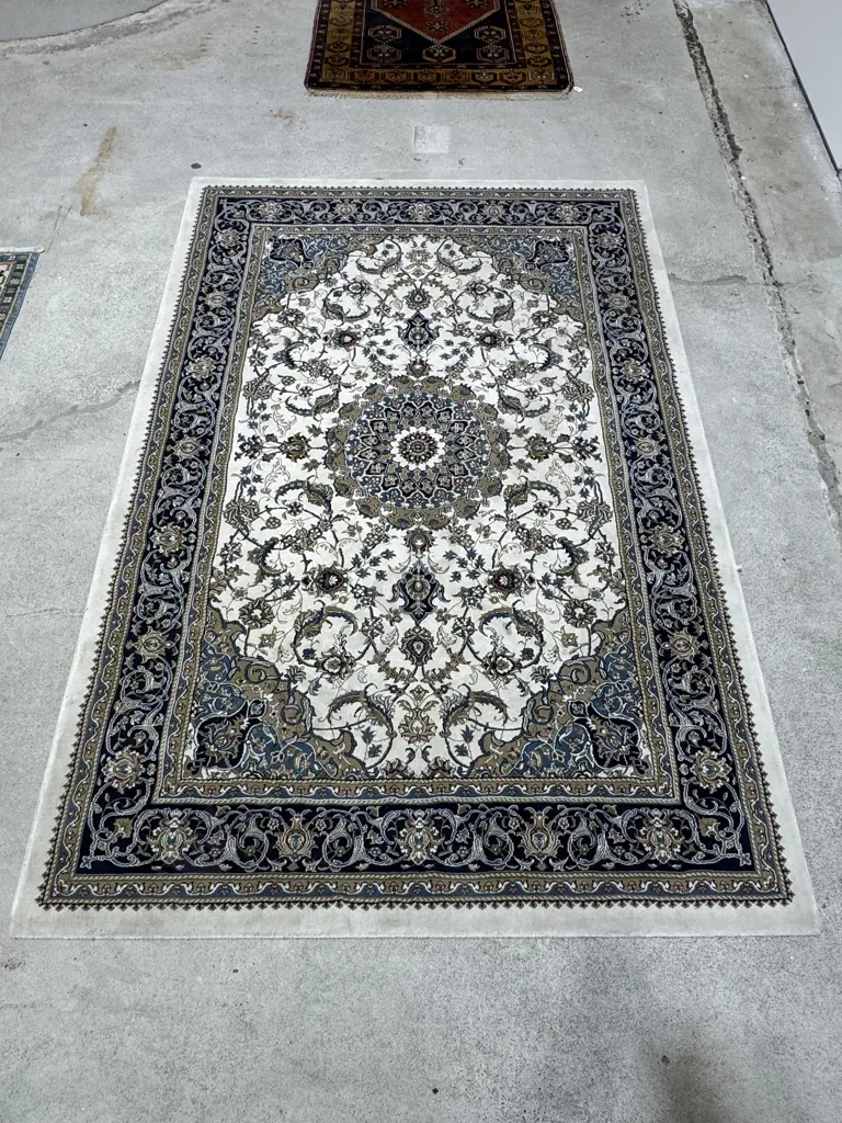 Persian- Style Floor Rug w a Central Medallion & Cream, Navy Blue & Beige Tones Image 1++