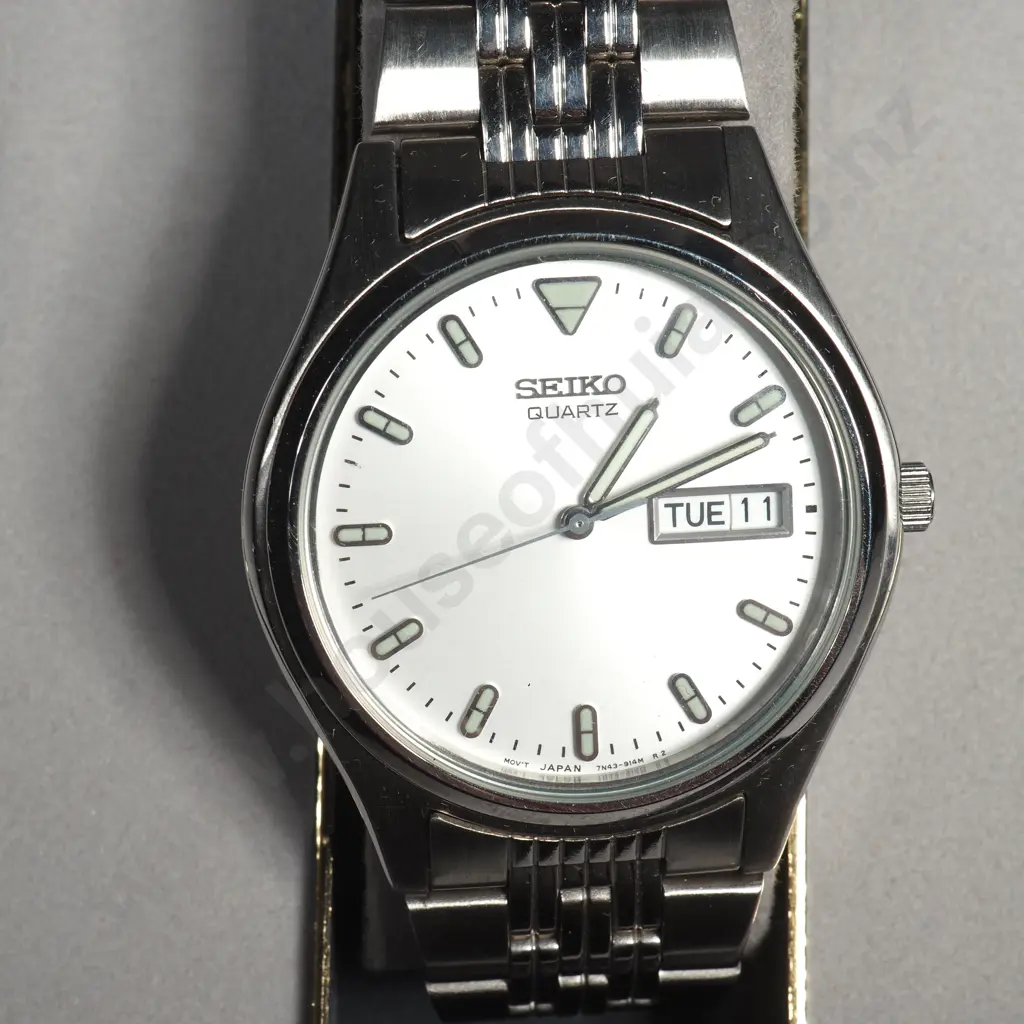 Vintage Seiko Quartz Gents Wrist Watch & Original Case Image 1++
