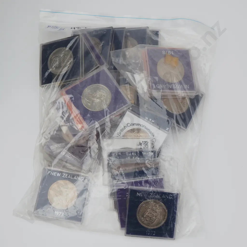 Assorted Lot of 30 UNC New Zealand Dollar Coins  Image 1++