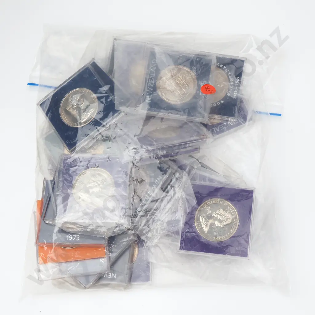 Assorted Lot of 30 UNC New Zealand Dollar Coins  Image 1++