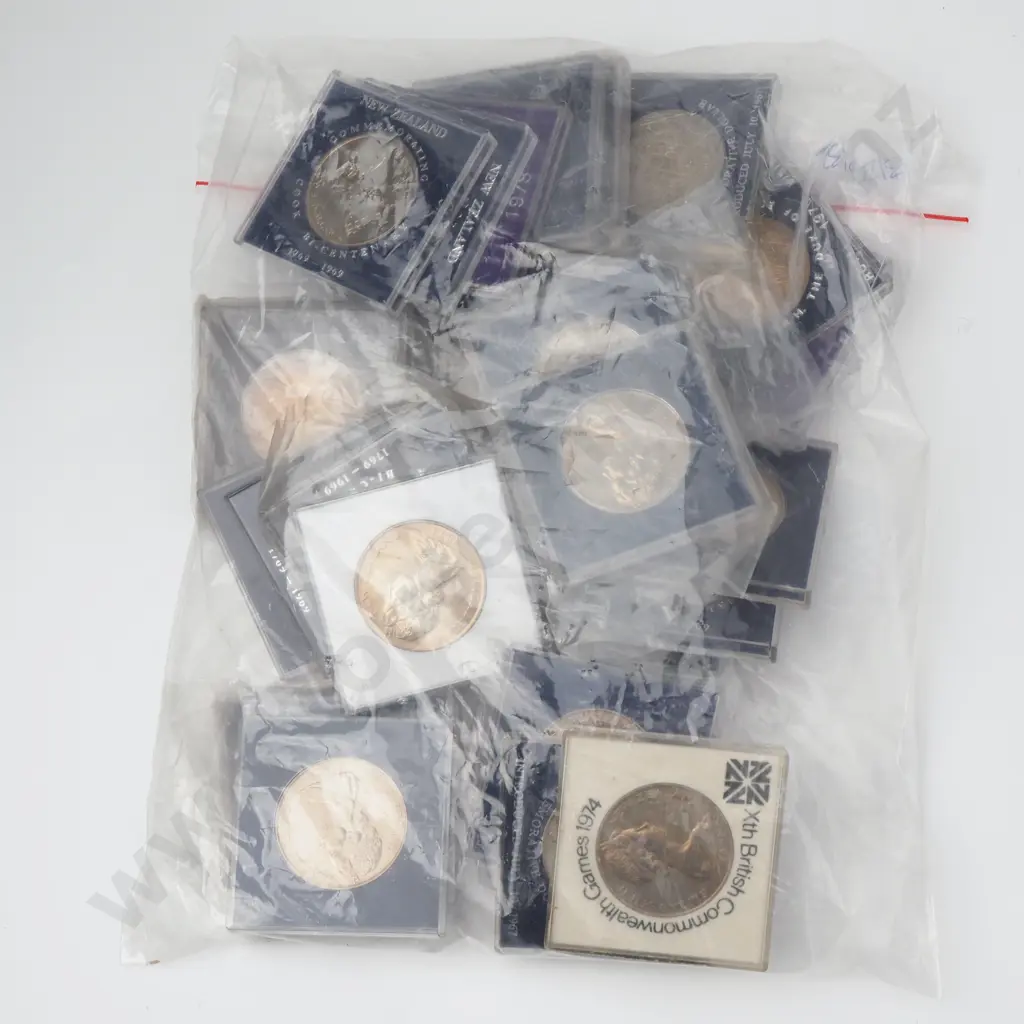 Assorted Lot of 30 UNC New Zealand Dollar Coins  Image 1++