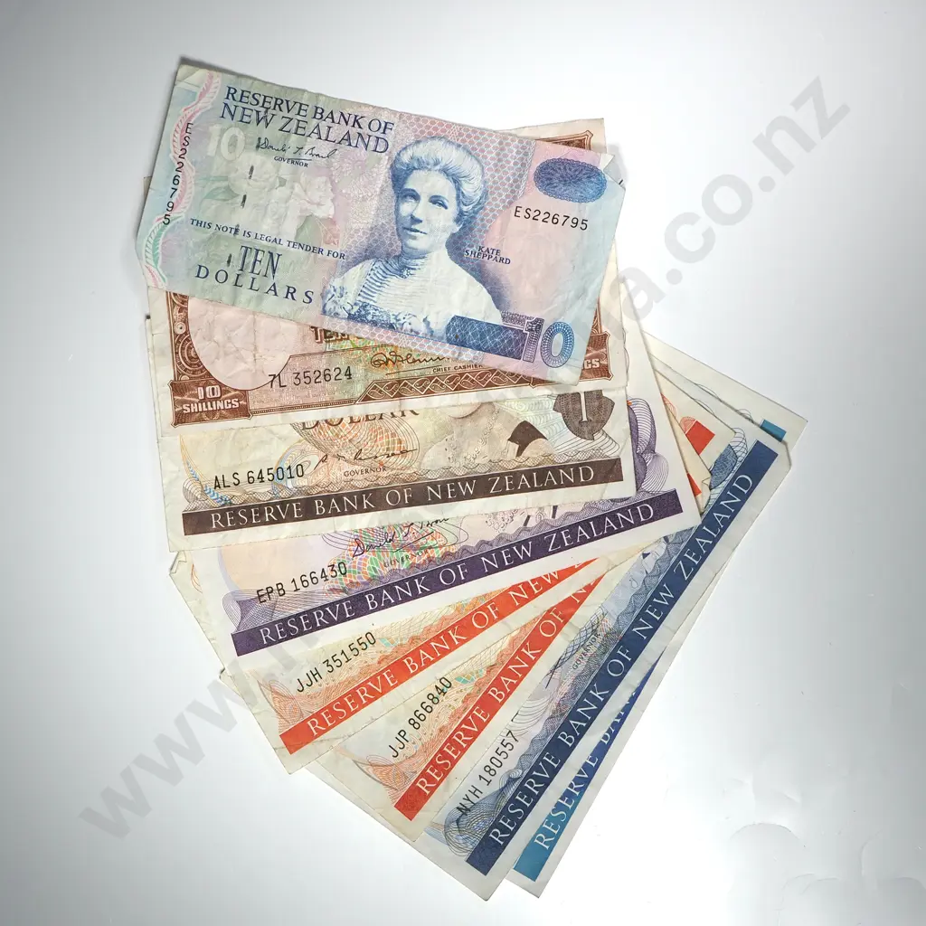 Assorted Lot of New Zealand Paper Decimal Currency & One Fleming Ten Shilling Image 1++