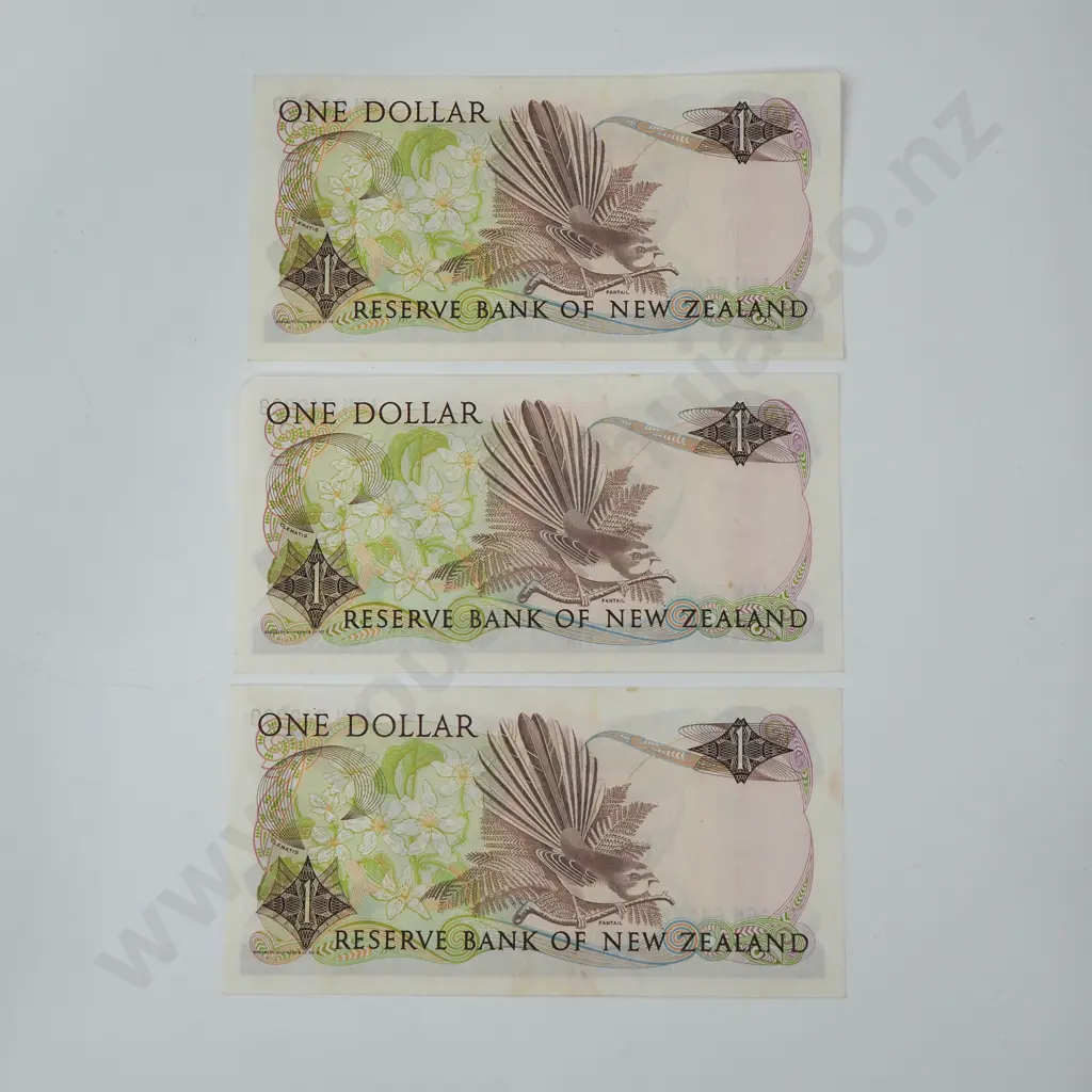 Three Consecutive Hardie Type II One Dollar Banknotes - AUNC Image 1++