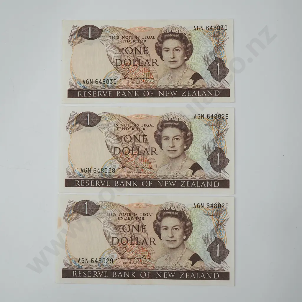 Three Consecutive Hardie Type II One Dollar Banknotes - AUNC Image 1++