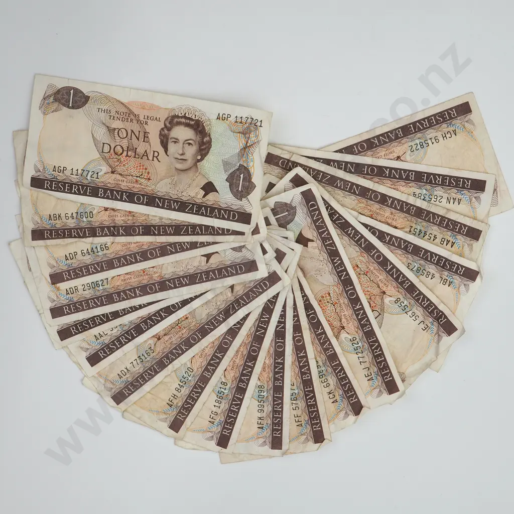 18 Hardie Type II One Dollar Banknotes - Circulated Condition Image 1++