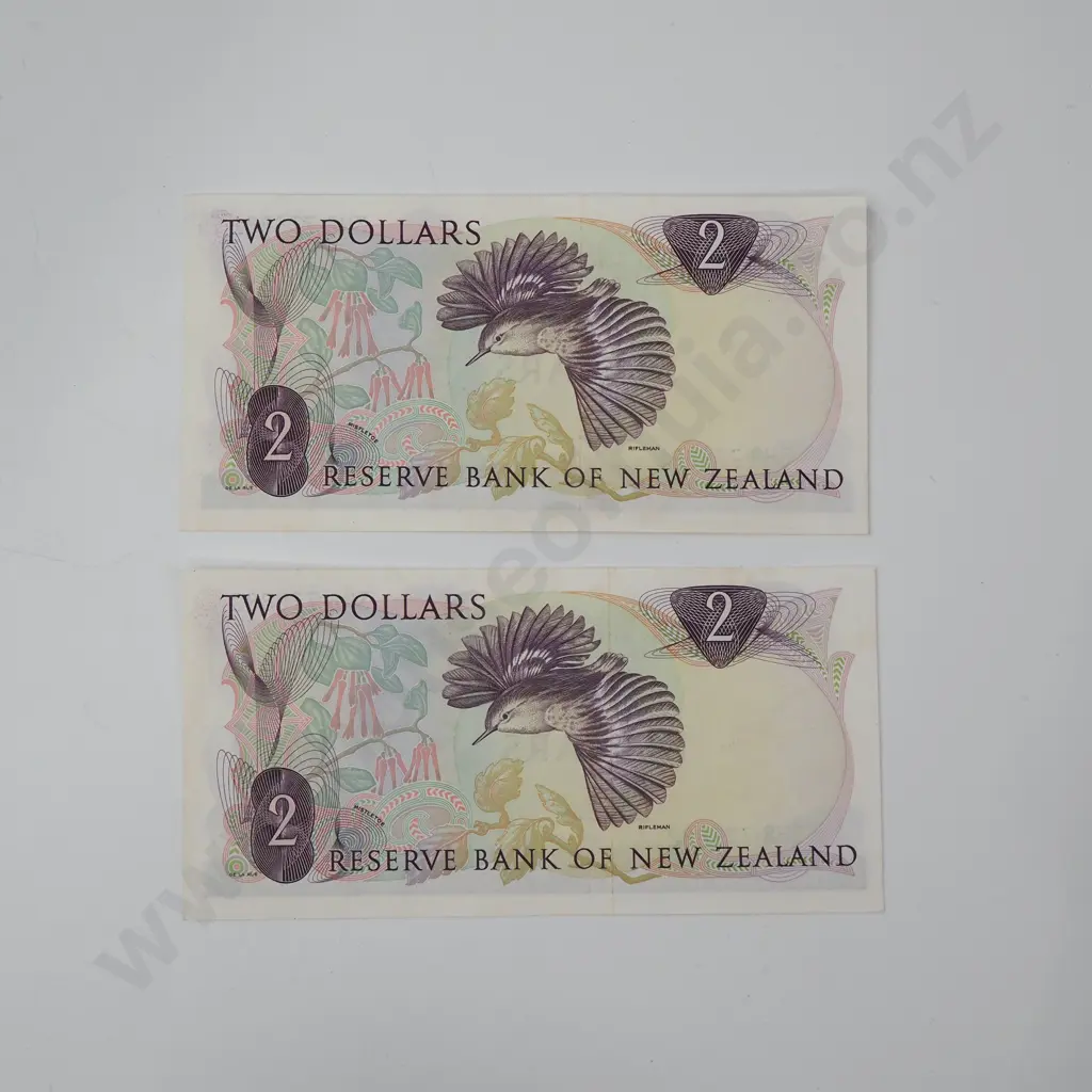 Pair of Consecutive Hardie Type I Two Dollar Banknotes - AUNC Image 1++