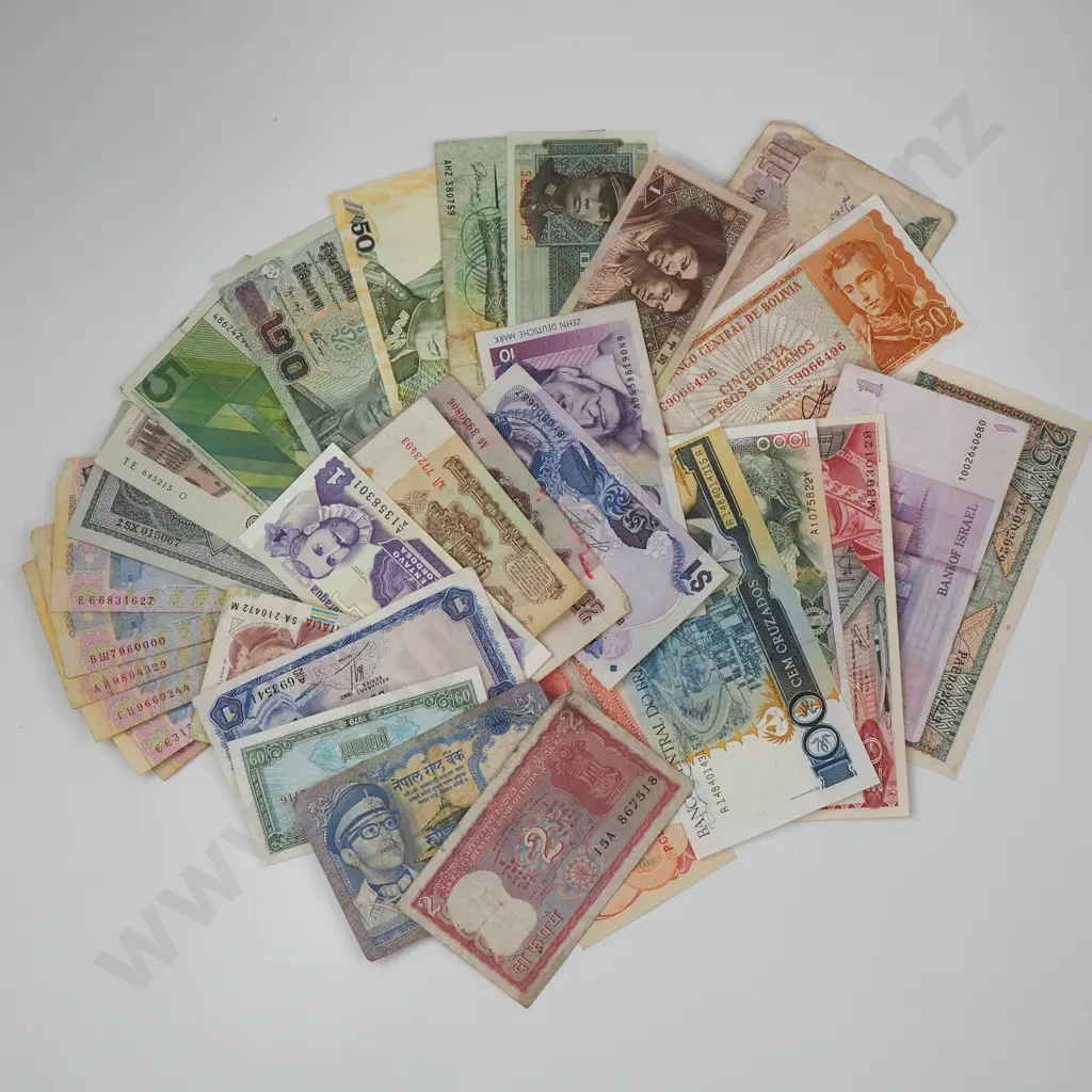 32 Assorted World Banknotes Image 1++