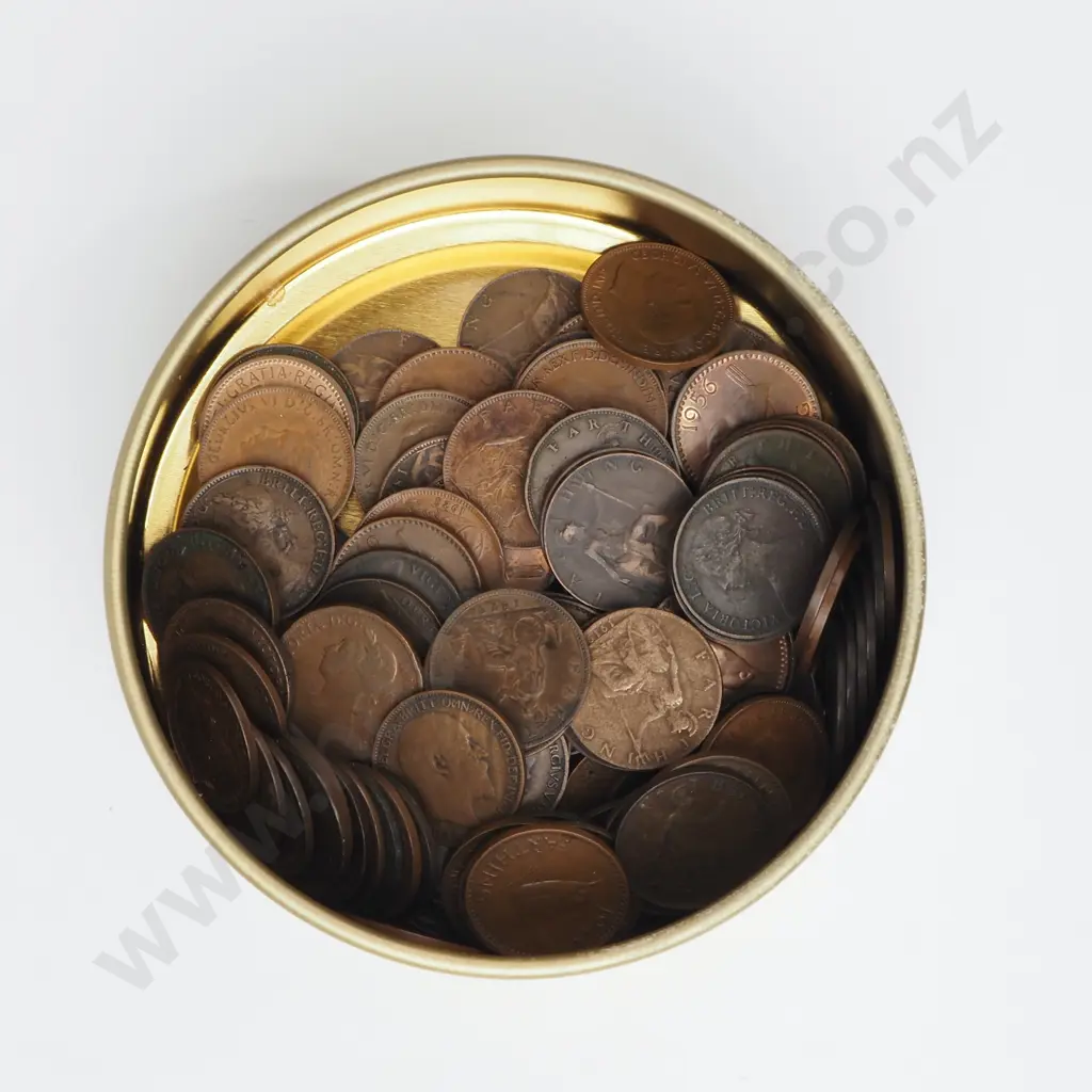 Large Lot of United Kingdom Farthings - Various Grades Image 1++
