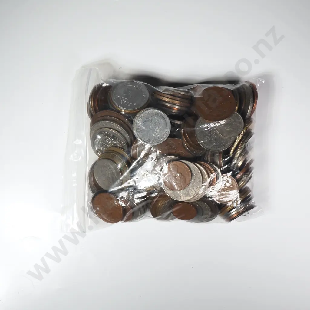 1 Kilo of Mixed Interesting World Coinage  Image 1++