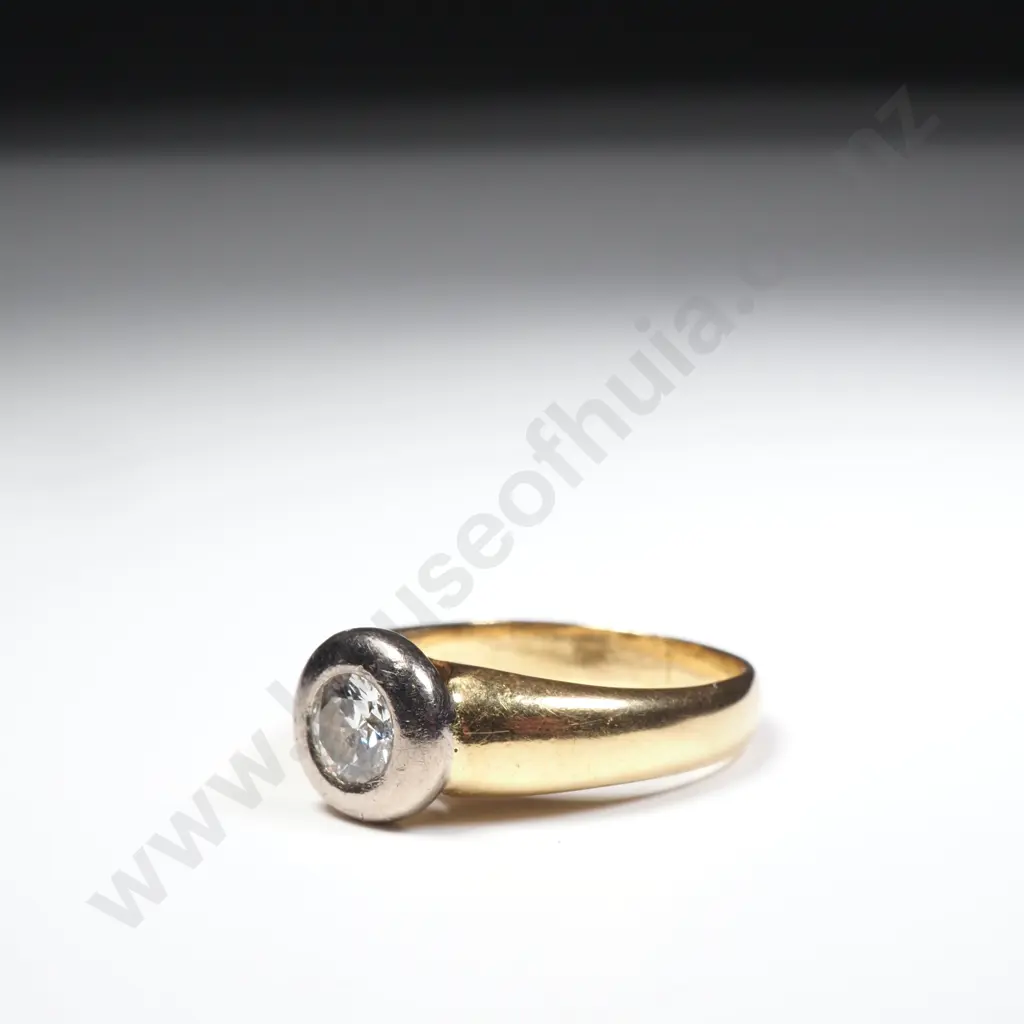 Modern 18ct Gold Diamond Ring w Valuation for $7,800 Image 1++