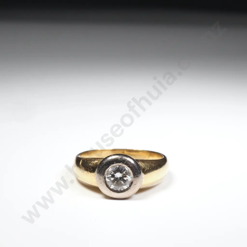 Modern 18ct Gold Diamond Ring w Valuation for $7,800 Image 1++