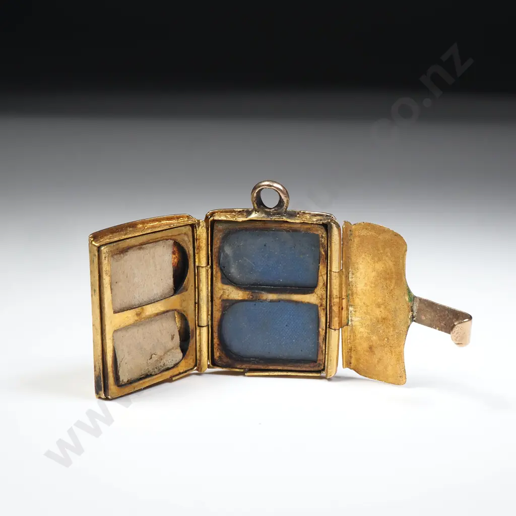 Antique 9ct Gold Photo Locket w Detailed Scroll Embellishments Image 1++