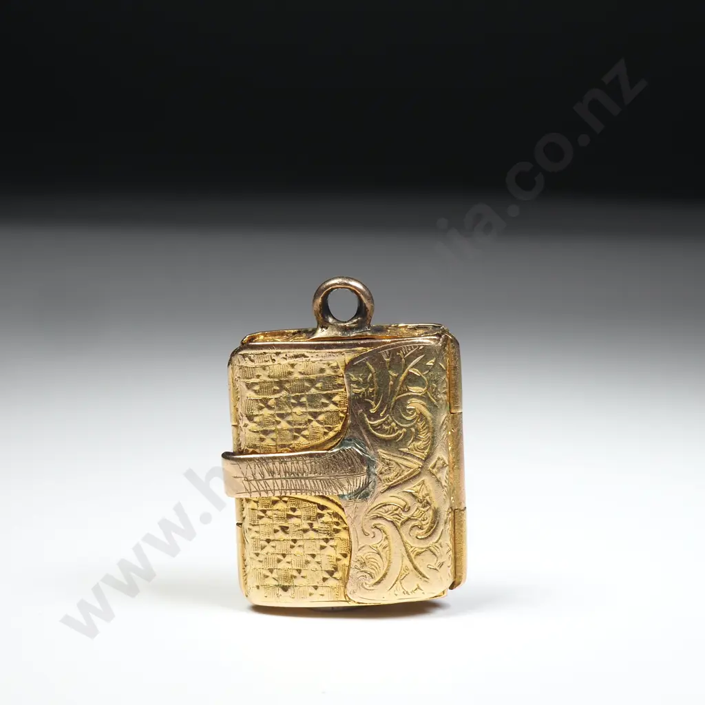 Antique 9ct Gold Photo Locket w Detailed Scroll Embellishments Image 1++