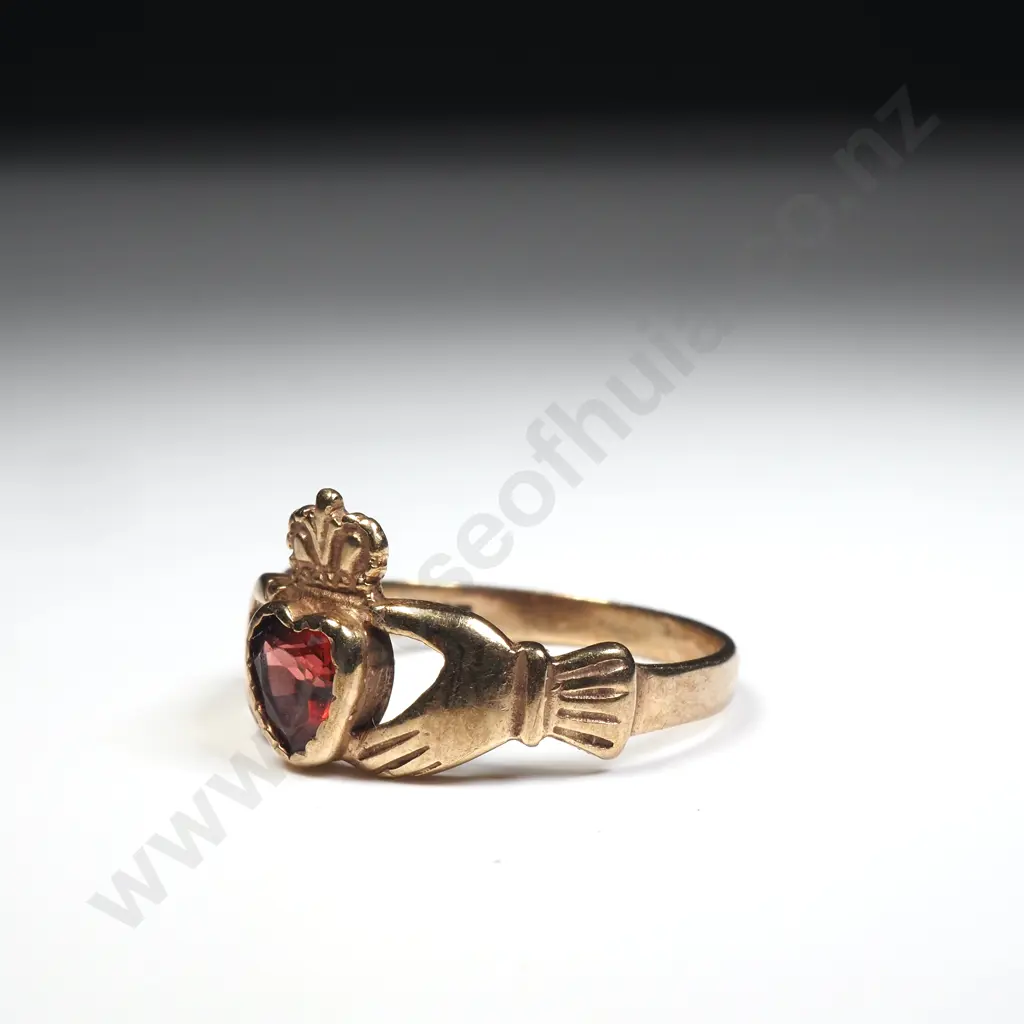 Vintage 9ct Gold Claddagh Ring w Red Gem Image 1++