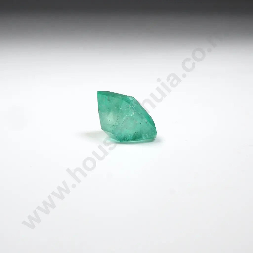 2.9 Carat Emerald Stone w Valuation for $2,660 Image 1++