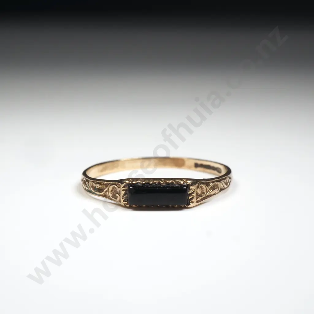 Ornate 9ct Gold Onyx Ring Image 1++