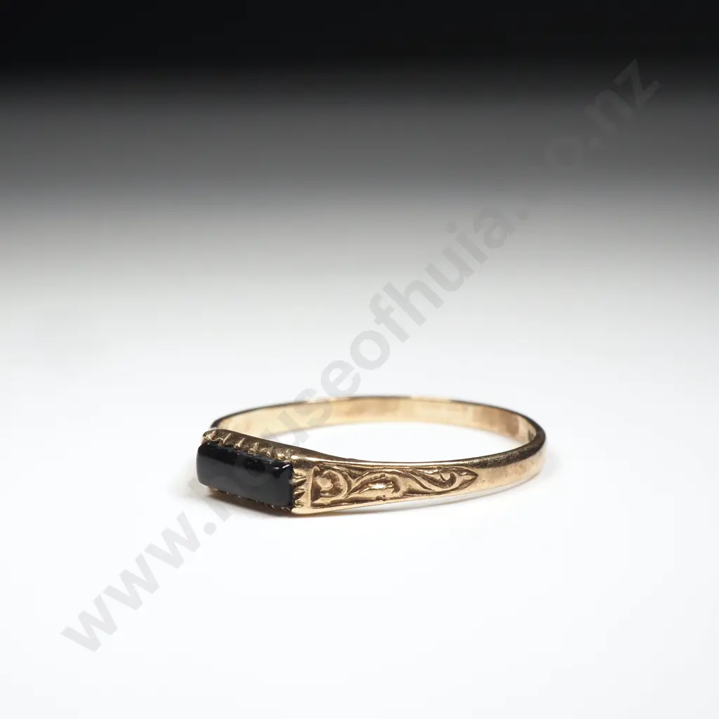 Ornate 9ct Gold Onyx Ring Image 1++