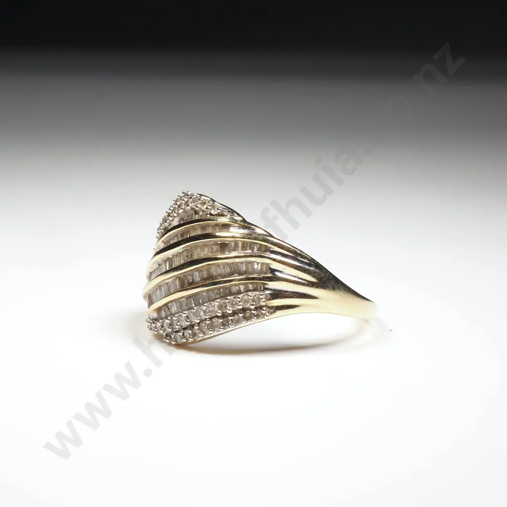 9ct Gold Diamond Ring w Certificate of Authenticity Image 1++
