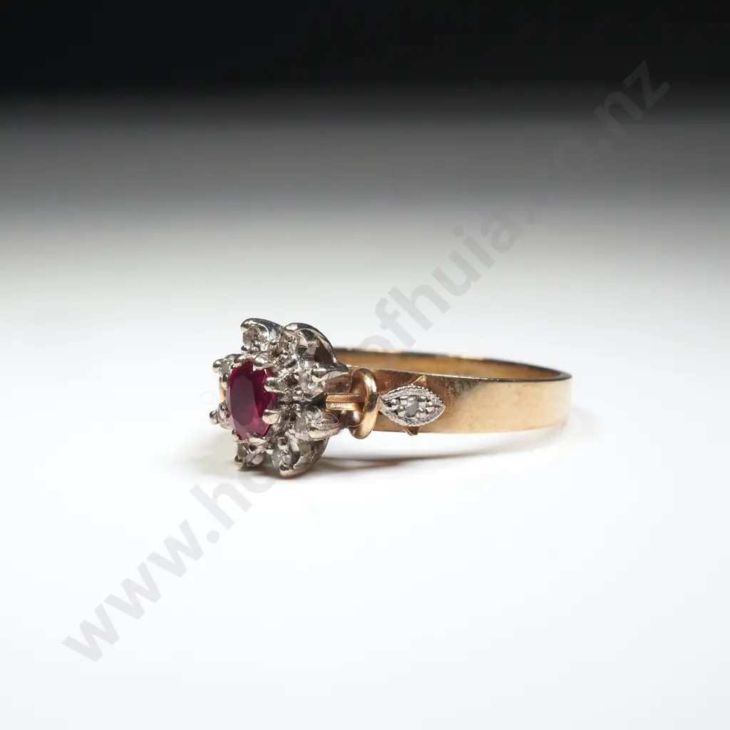 Vintage 9ct Gold Diamond Ring Image 1++