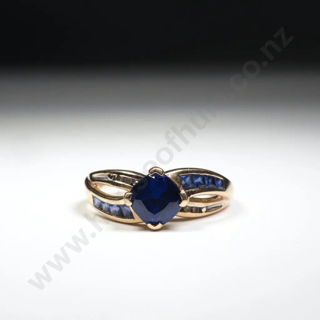 9ct Gold Bold Blue Stone Ring Image 1++