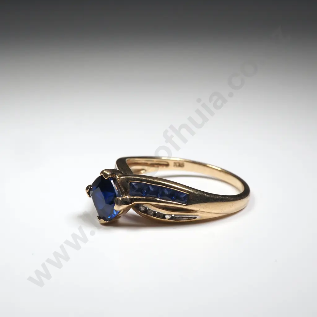9ct Gold Bold Blue Stone Ring Image 1++