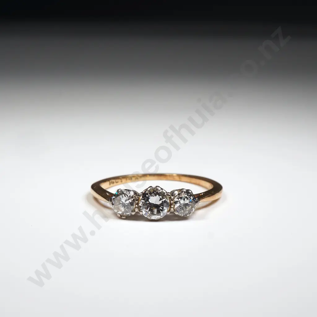 18ct Gold Three Diamond Ring Image 1++