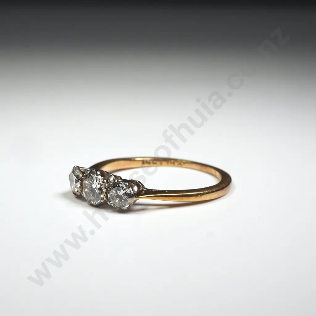 18ct Gold Three Diamond Ring Image 1++