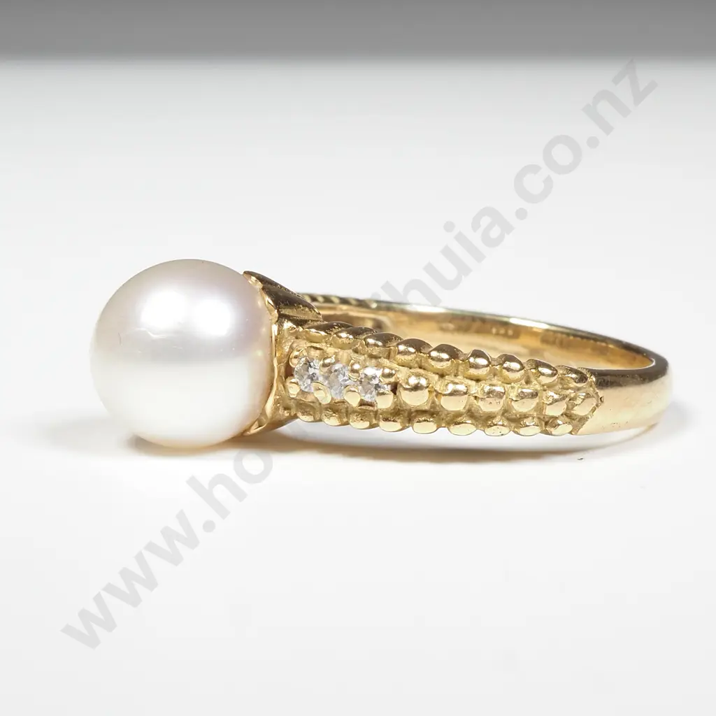18ct Gold Dress Ring Set w a Single Pearl Flanked by Graduated Pave Set Diamonds on a Textured Band Image 1++