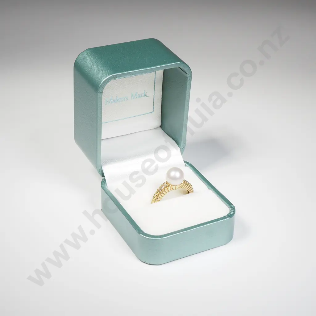 18ct Gold Dress Ring Set w a Single Pearl Flanked by Graduated Pave Set Diamonds on a Textured Band Image 1++