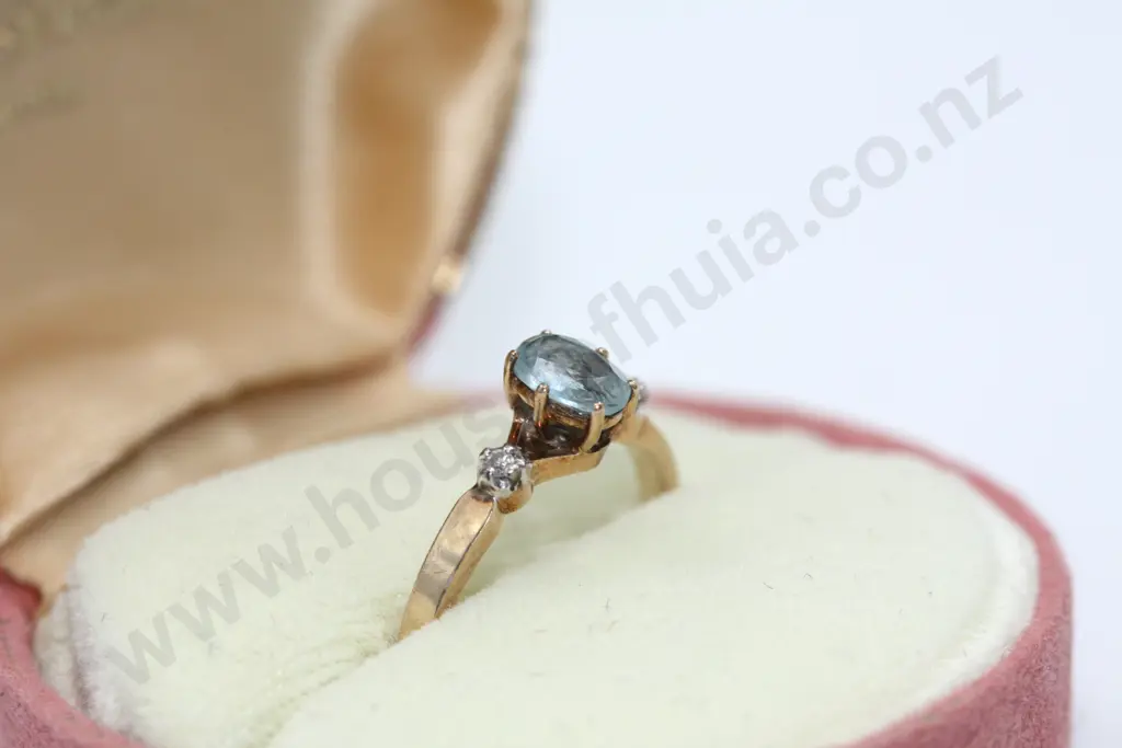 9ct Gold blue topaz ring  Image 1++