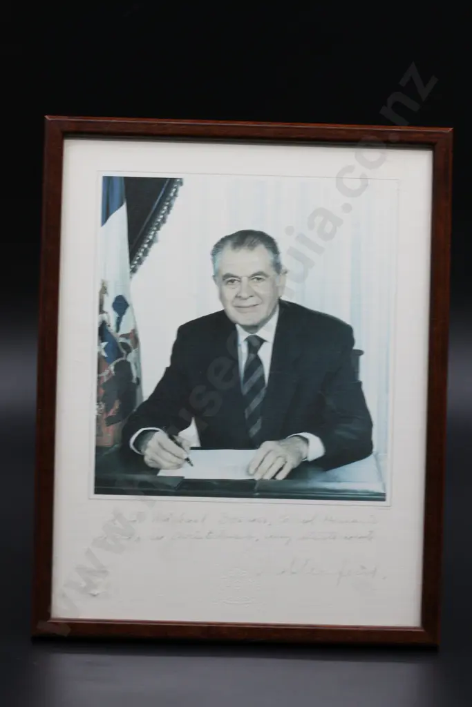 Signed Presentation Photograph of Patricio Aylwin (Chilean President) Image 1++