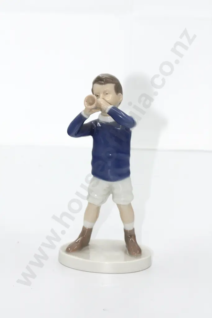Bing & Grondahl Figurine "Boy Blowing Horn" Image 1++