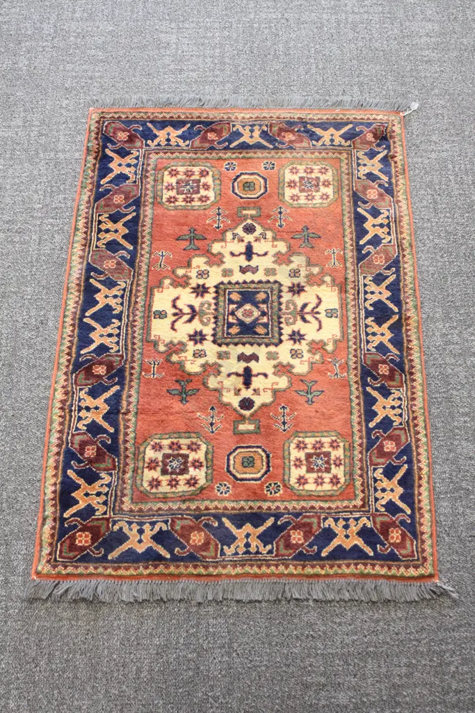 Persian Rug: 125cm by 84cm Image 1++