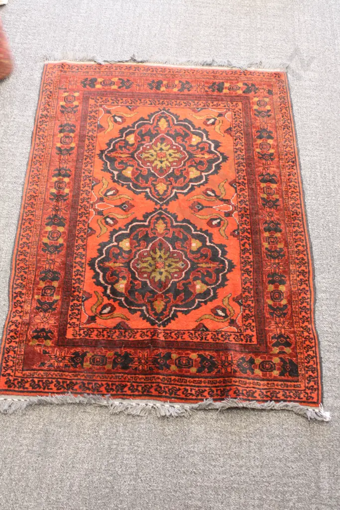 Persian Rug: 147cm by 104cm Image 1++