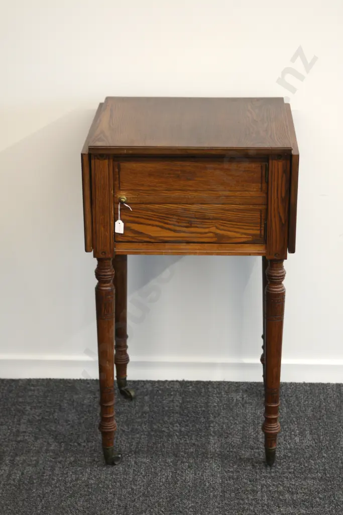 Drop Leaf Side Table on Castors Image 1++
