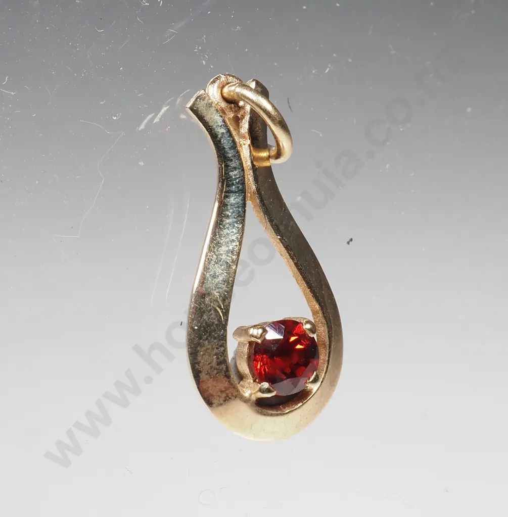 9ct Gold Garnet Pendant Image 1++