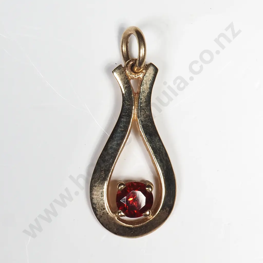 9ct Gold Garnet Pendant Image 1++