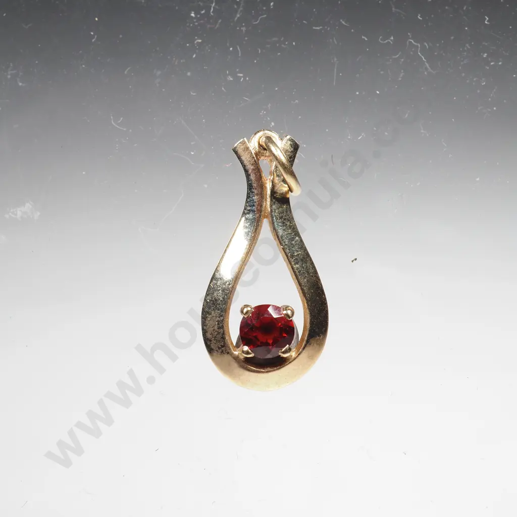 9ct Gold Garnet Pendant Image 1++