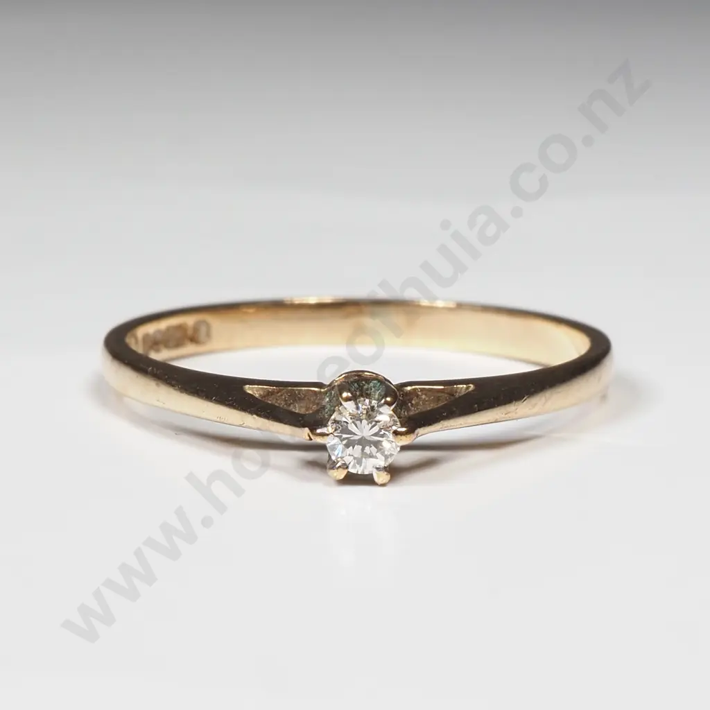 9ct Gold Solitaire Diamond Ring w English Hallmarks Image 1++