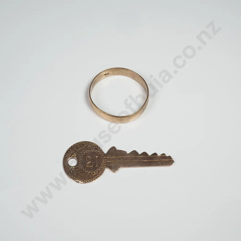 9ct Gold Wedding Ring & 21st Key Brooch A/F Image 1++