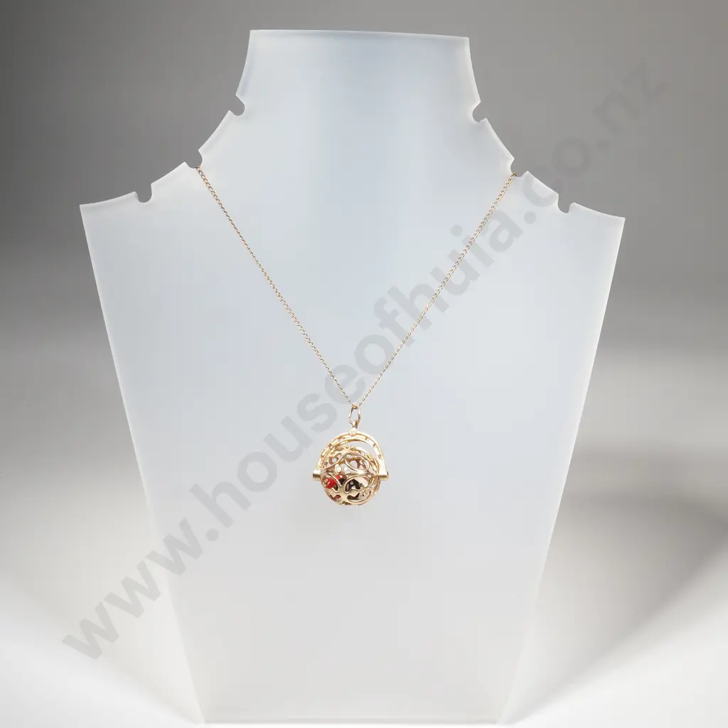 Vintage 9ct Gold Three Dice Pendant on 9ct Gold Chain Image 1++