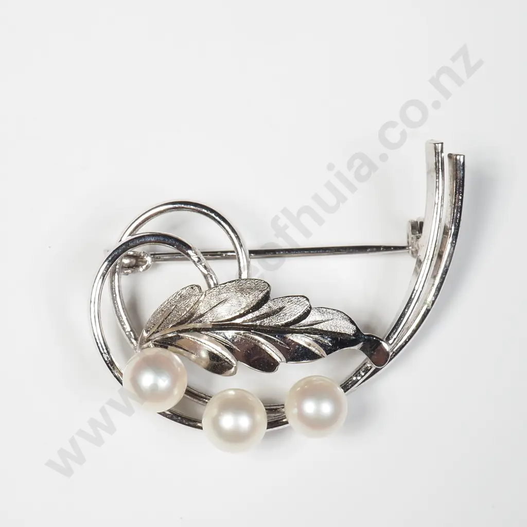 Sterling Silver Pearl Set Brooch Image 1++