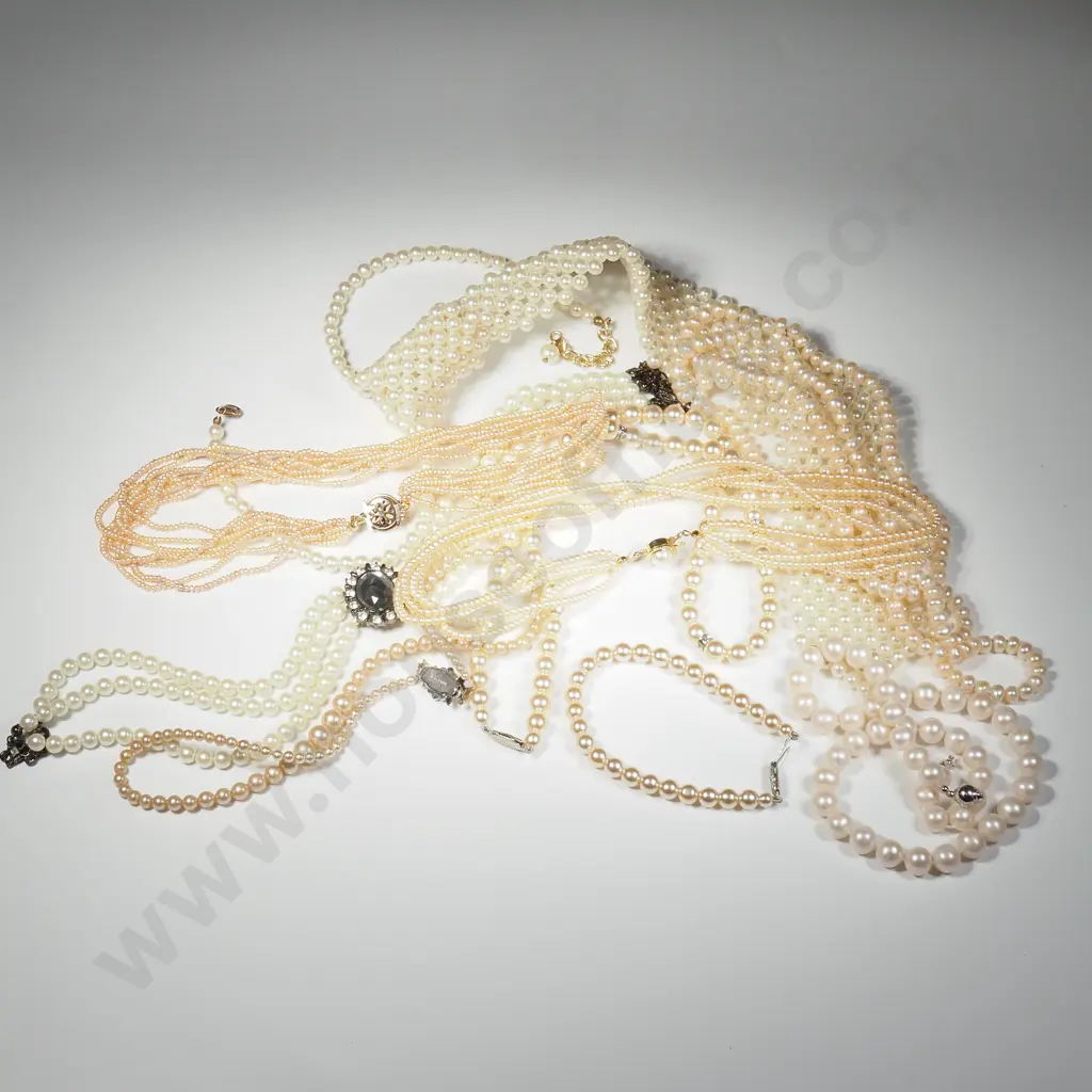 Large Assorted Lot of Costume Pearl Necklaces Image 1++